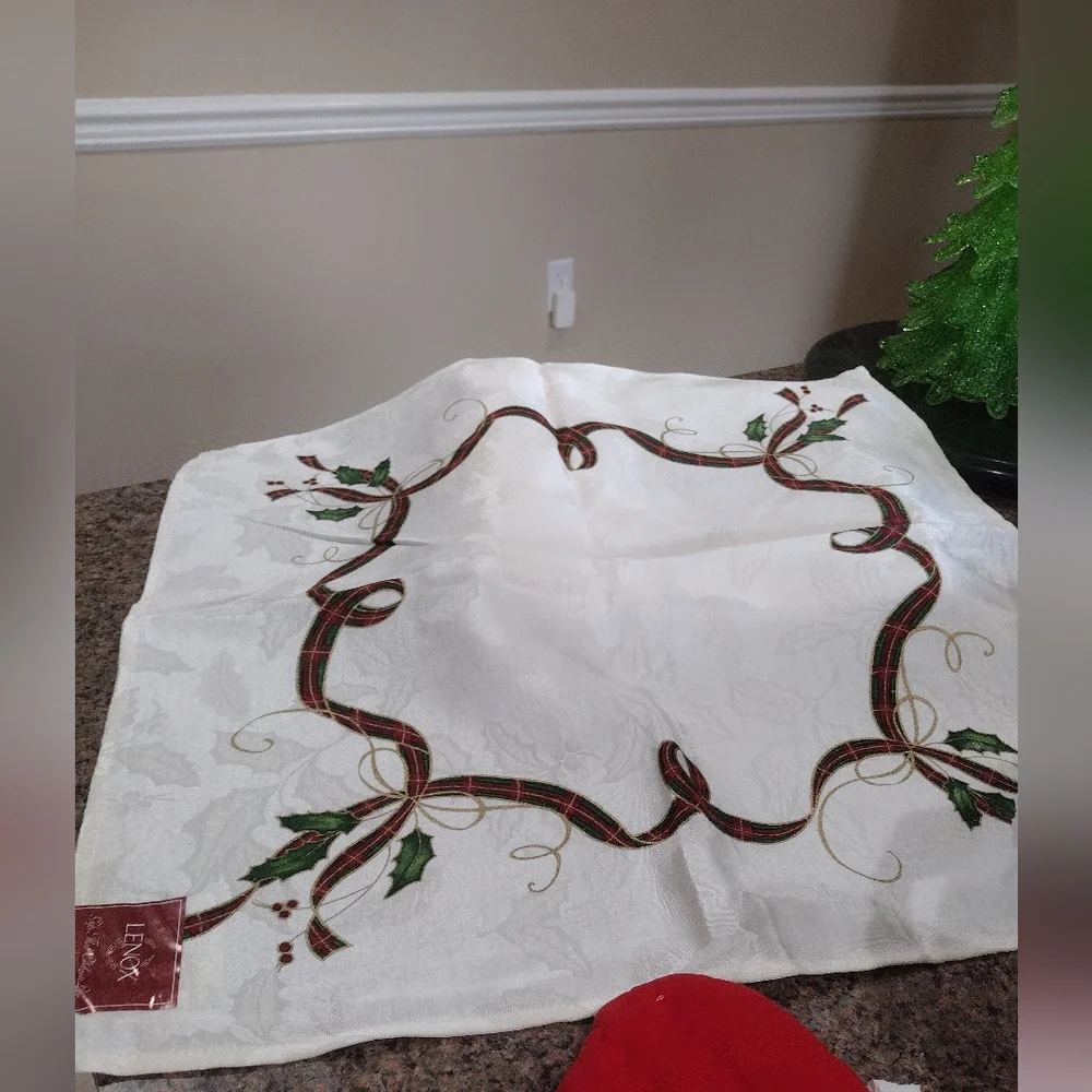 NWT Lenox set  of  4 Holiday Nouveau Napkins
